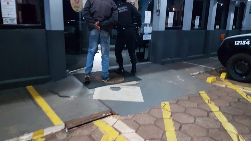 Sem pagar pensão alimentícia, indivíduo é encontrado e detido pela Guarda Municipal