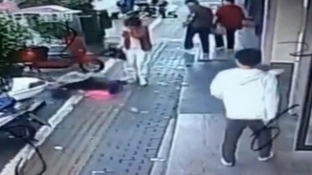 Mulher morre após bloco de concreto cair em sua cabeça enquanto caminhava