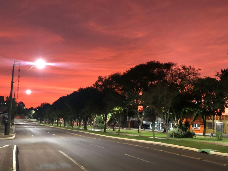 Com nascer do sol espetacular, sabadão deve ser nublado porém sem chuva