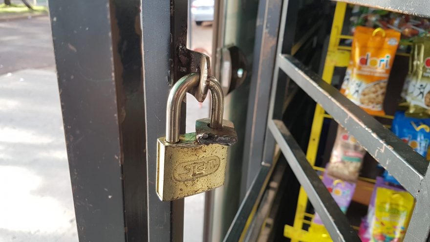 Ladrões arrebentam grade e realizam furto em distribuidora de bebidas no São Cristóvão