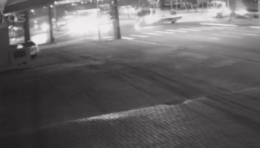 Câmera registra colisão frontal entre moto e guincho na Avenida Brasil