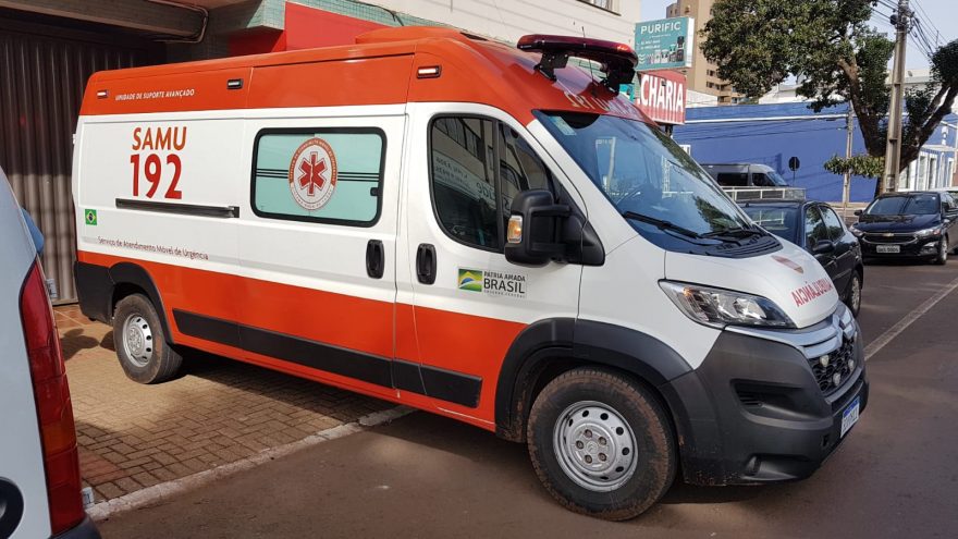 Mulher de 47 anos é socorrida pelo Samu na Avenida Brasil, em Cascavel