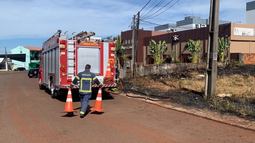 Lote multado por acúmulo de lixo e mato é incendiado na Rua Tiradentes