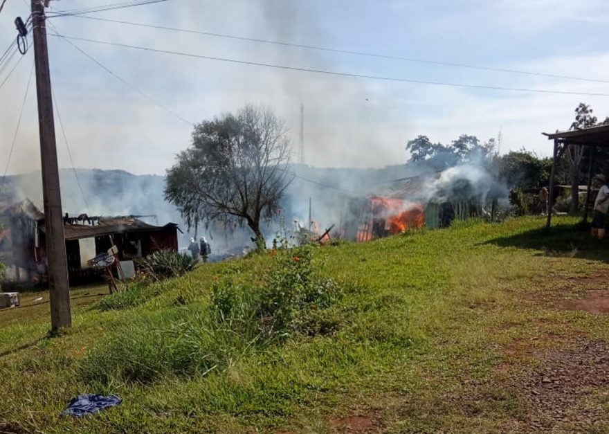 Três casas são destruídas por incêndio na Comunidade de Rio do Salto