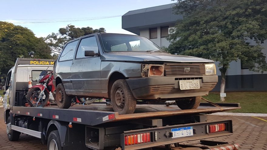 Fiat Uno furtado é recuperado pela PM em oficina mecânica de Cascavel