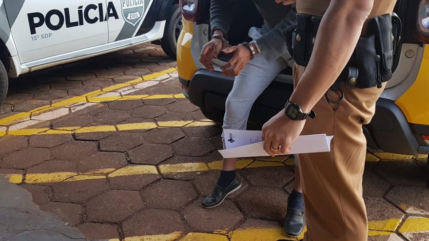 Depois de cair de bicicleta e esfaquear pessoa que riu, homem é detido e levado para a delegacia