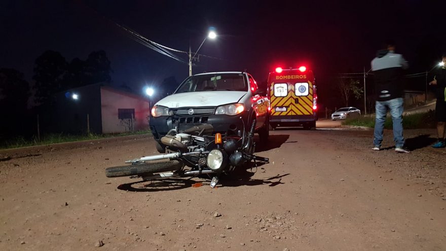Motociclista sofre ferimentos graves após deslizar em pedras soltas e colidir frontalmente com Fiat Strada