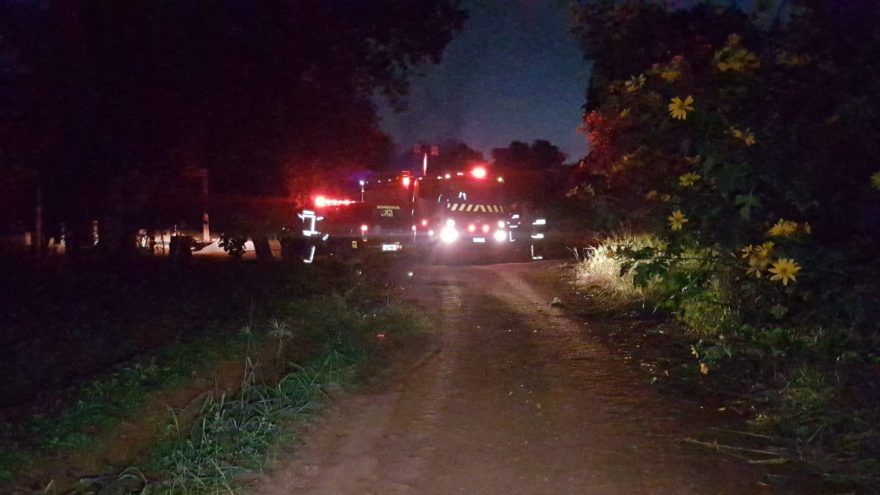 Casa fica destruída por incêndio criminoso em Rio do Salto; após desentendimento funcionário teria ateado fogo no imóvel