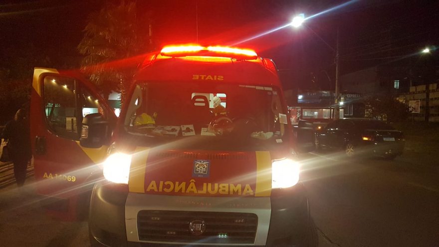 Motociclista fica ferido após colidir com carro na Rua Rio da Paz em Cascavel