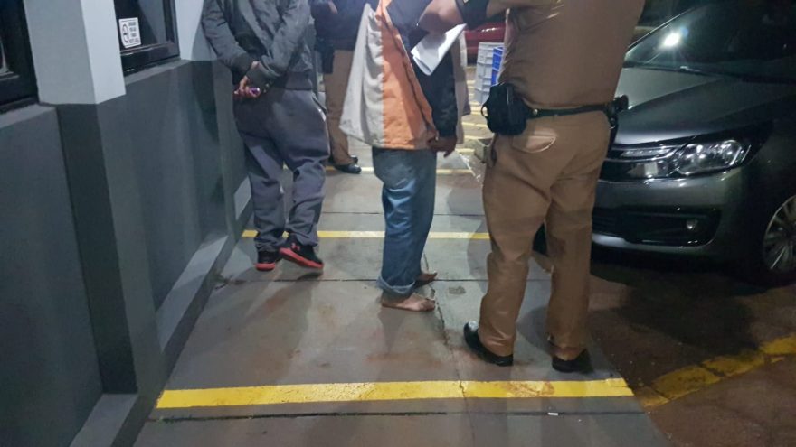 Jovem é detido por agredir a esposa e pai é levado junto por desacatar policiais para defender o filho