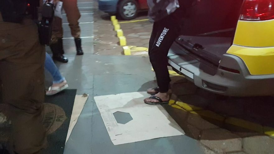 Adolescente de 13 anos é apreendido com crack e vai para a delegacia acompanhado pela mãe