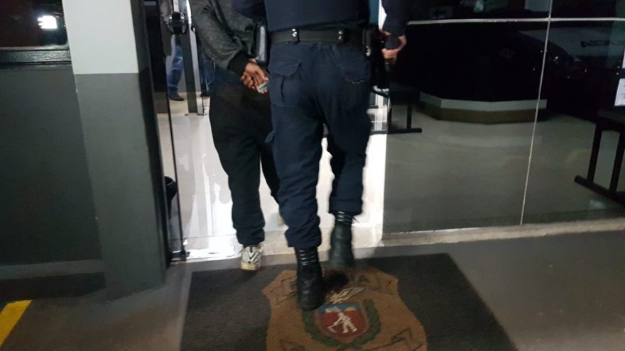 GM detém homem por descumprir medida protetiva e em posse de carro furtado