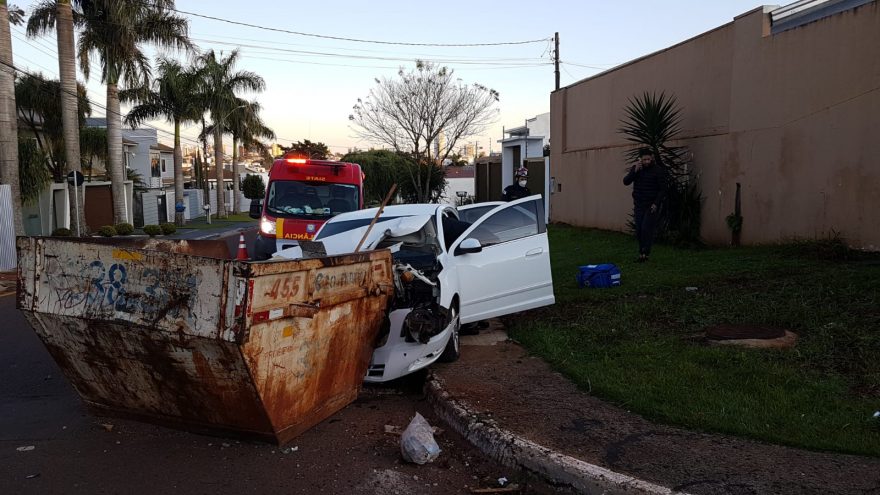 Motorista fica ferida em forte colisão com caçamba na Região do Lago