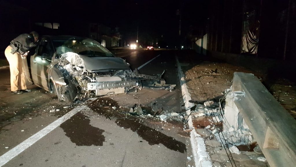 Condutor de Focus perde controle da direção e derruba poste na Av. Brasil