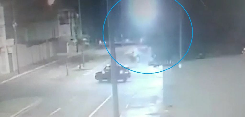 Focus foi fechado por outro carro antes de derrubar poste na Avenida Brasil
