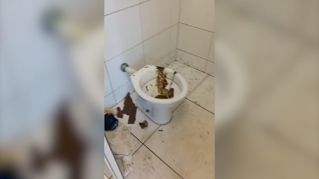 Muita sujeira: vídeo mostra falta de cuidado e educação em banheiro do Terminal Oeste