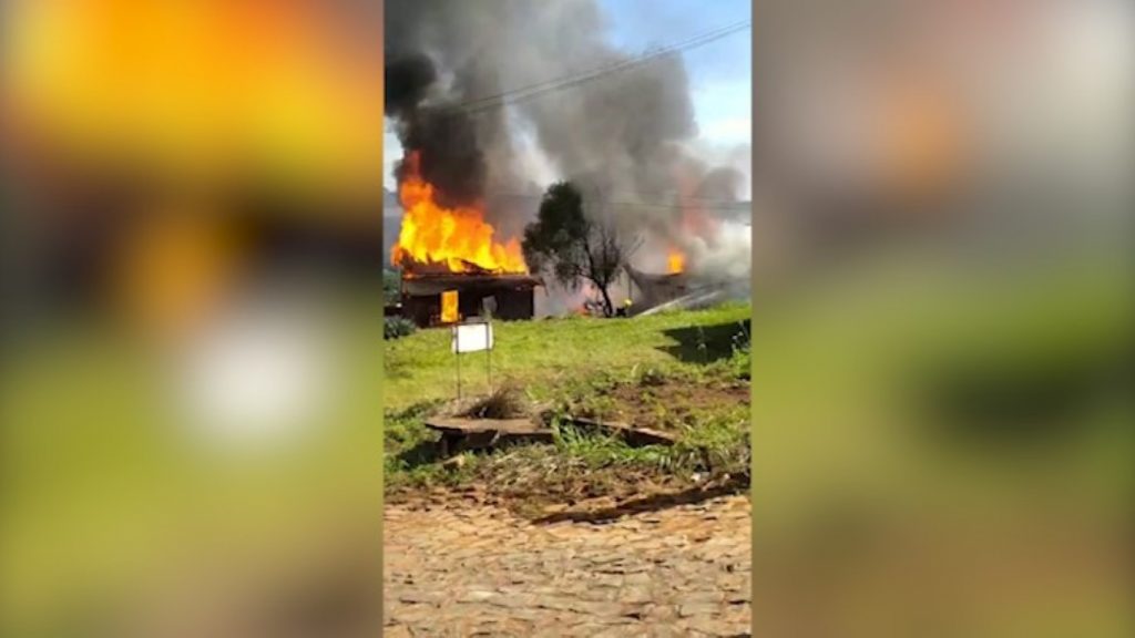 Imagens mostram momento em que casas são consumidas por incêndio em Rio do Salto