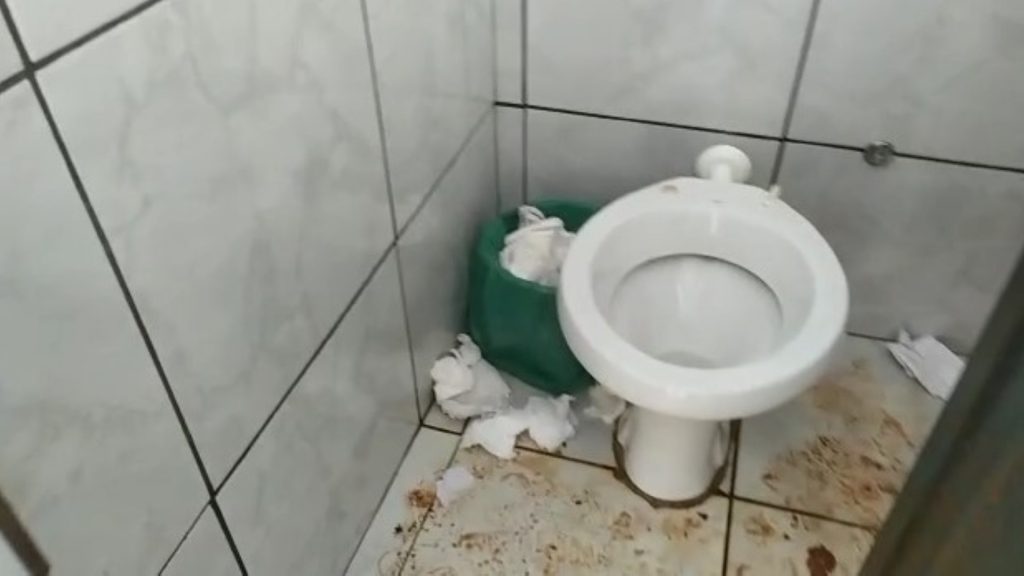 Falta de higiene no banheiro feminino do Lago também é alvo de reclamação