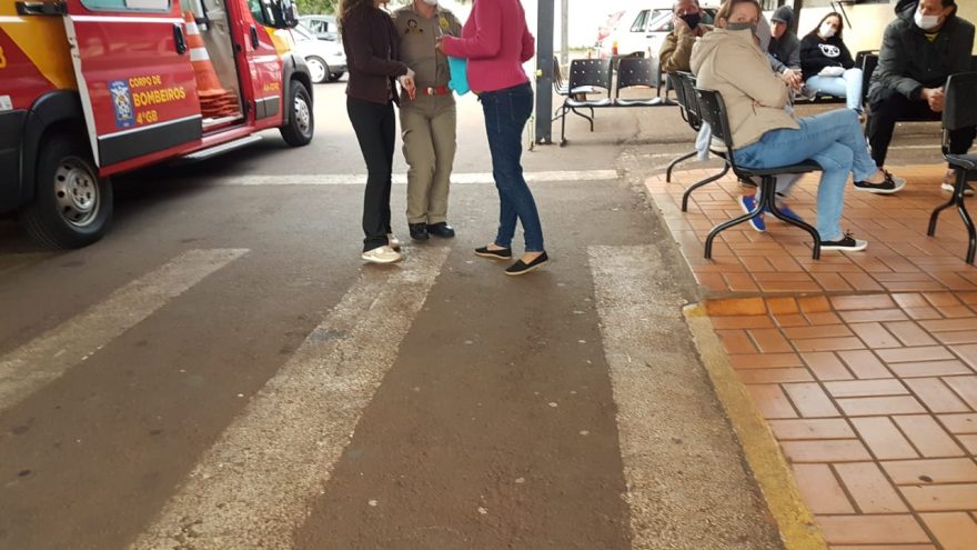 Menina fere o punho ao bater em vidro e precisa ser levada à UPA Tancredo Neves