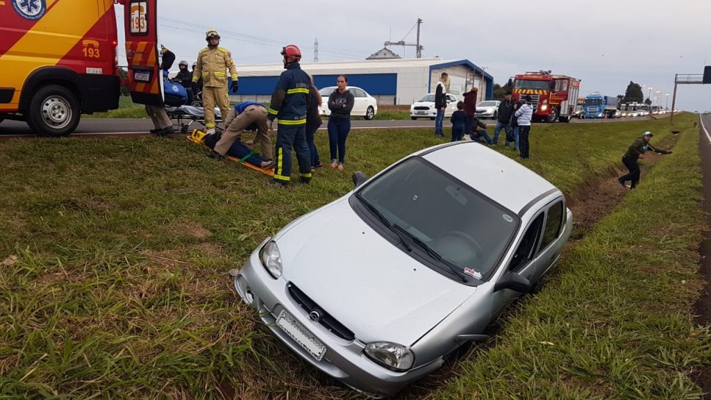 Veículo sai da pista na BR-277 e mulher fica ferida