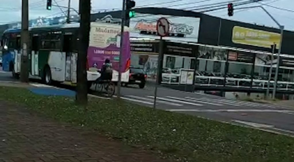 Ciclista “pega rabeta” em ônibus de transporte público em Cascavel