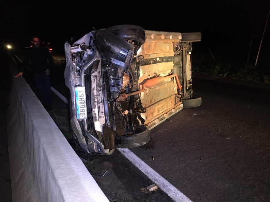 Automóvel tomba na BR-163, entre Cascavel e Lindoeste