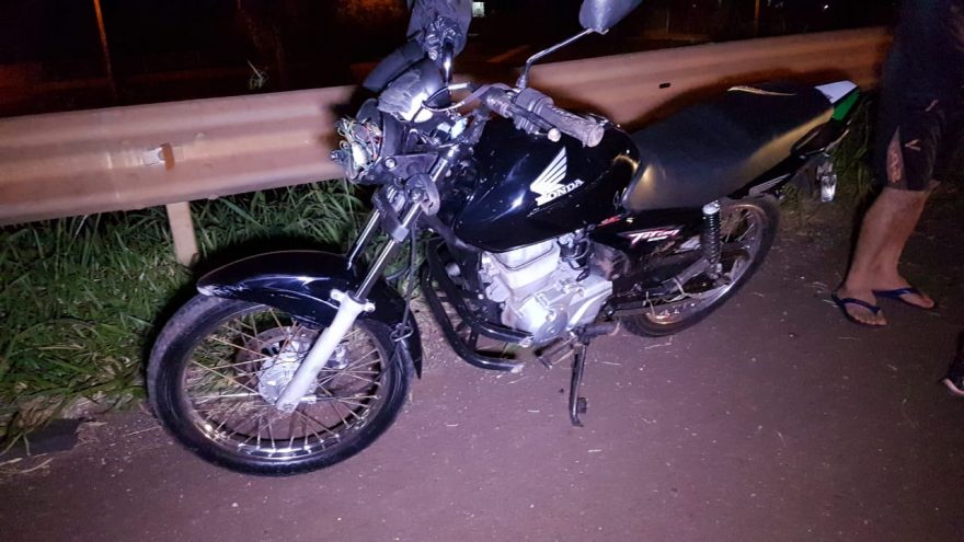 Rapaz cai de moto na BR-467, em Cascavel e fica ferido