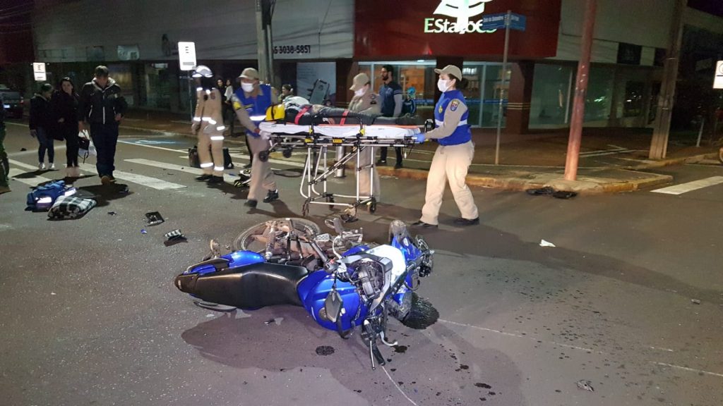 Mulher fica gravemente ferida em acidente na Rua São Paulo, em Cascavel