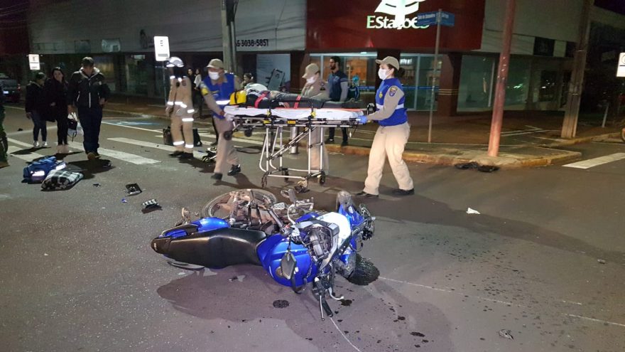 Mulher fica gravemente ferida em acidente na Rua São Paulo, em Cascavel