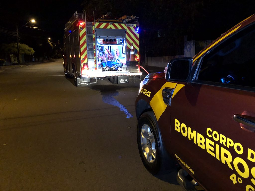 Incêndio em fiação de residência deixa parte do teto casa destruído