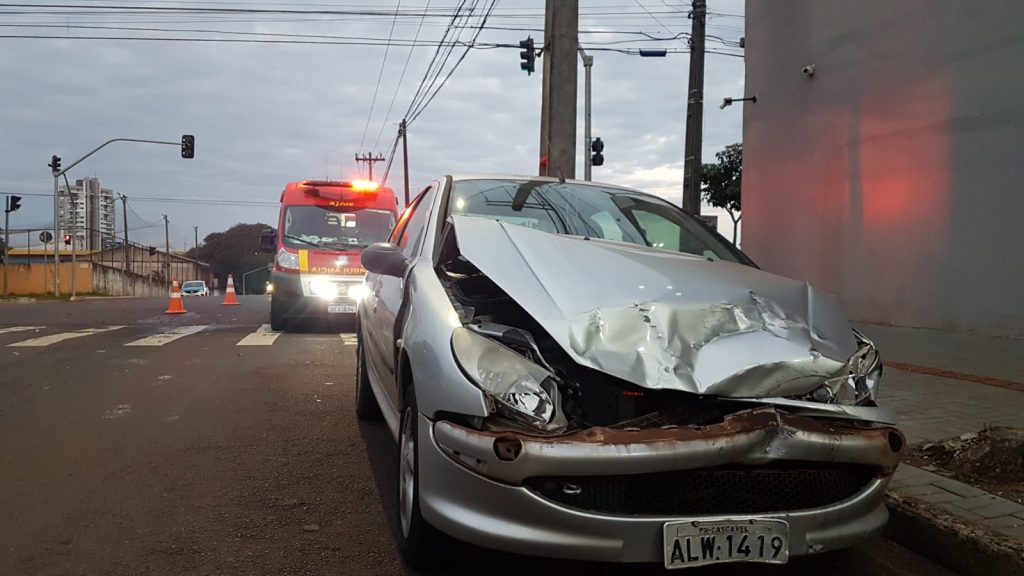 Mulher fica ferida após colisão entre dois carros no Bairro São Cristóvão