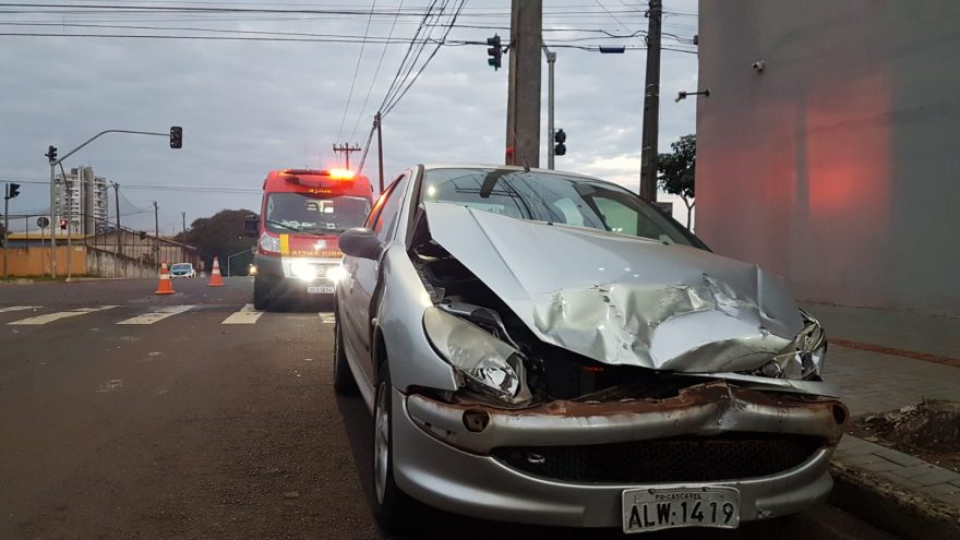 Mulher fica ferida após colisão entre dois carros no Bairro São Cristóvão