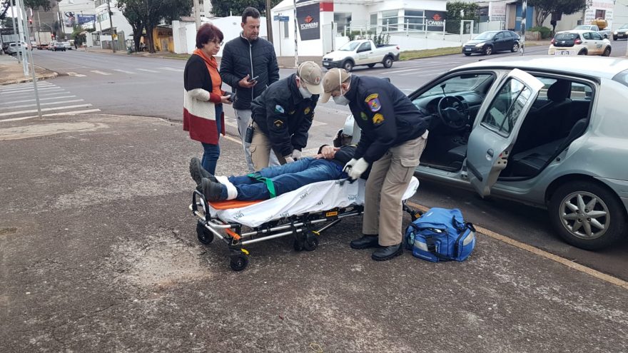 Homem fica ferido em colisão traseira entre Onix e Clio na Rua Jorge Lacerda