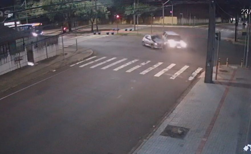 Câmeras registram colisão entre Peugeot e S10 na Avenida Barão do Rio Branco