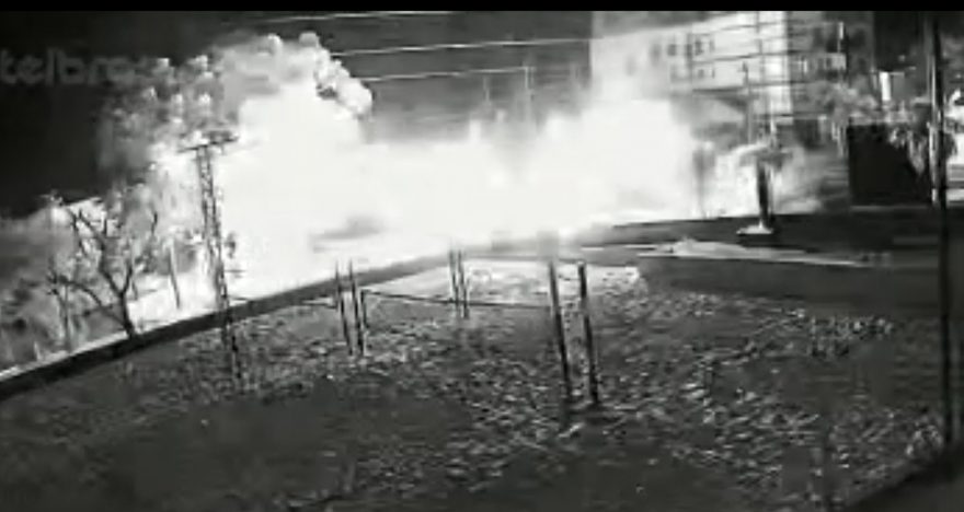 Vídeo mostra forte colisão de carro contra poste na Avenida Brasil