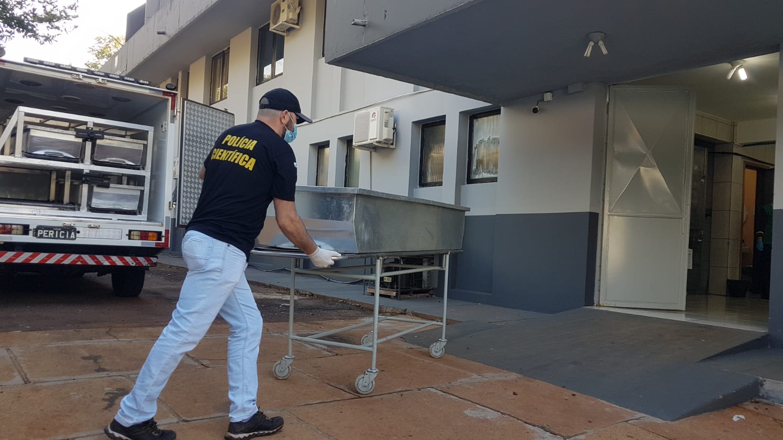 Corpo de jovem que morreu após ser esfaqueado no drive-thru do McDonald's chega ao IML