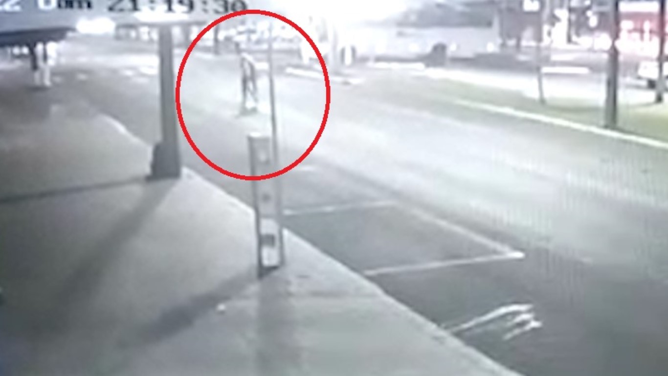 Morte de Gabriel Gomes Baiça: vídeo mostra jovem ferido atravessando a avenida e chegada do socorro
