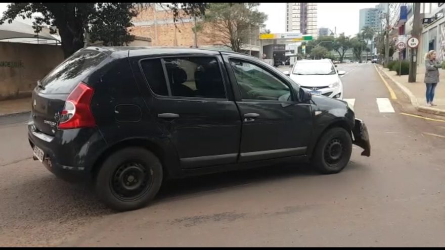 HB20 e Sandero se envolvem em colisão na Rua Barão do Cerro Azul, no Centro