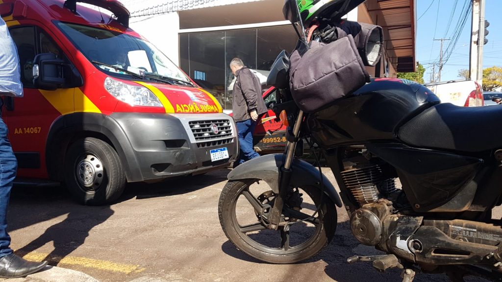 Siate socorre motociclista envolvido em acidente com carro na Rua Jacarezinho