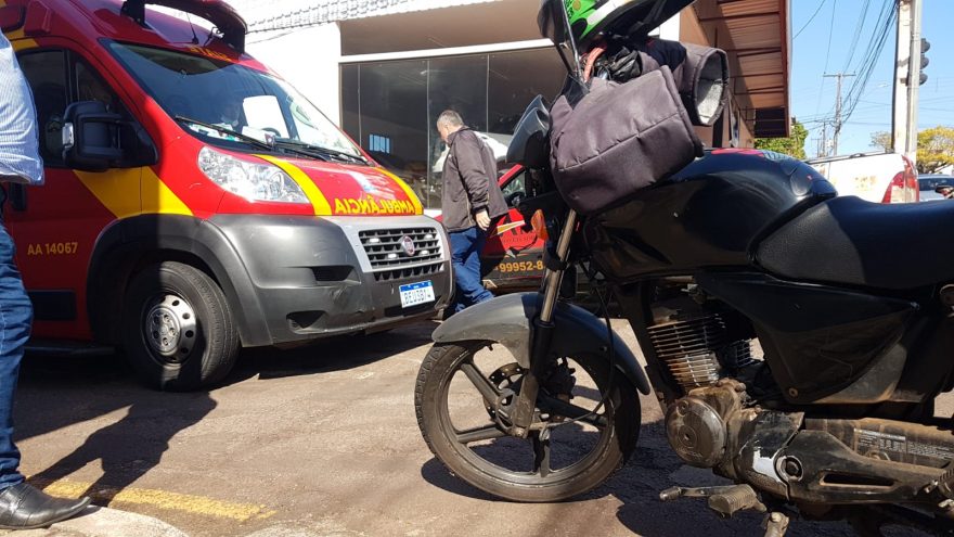 Siate socorre motociclista envolvido em acidente com carro na Rua Jacarezinho