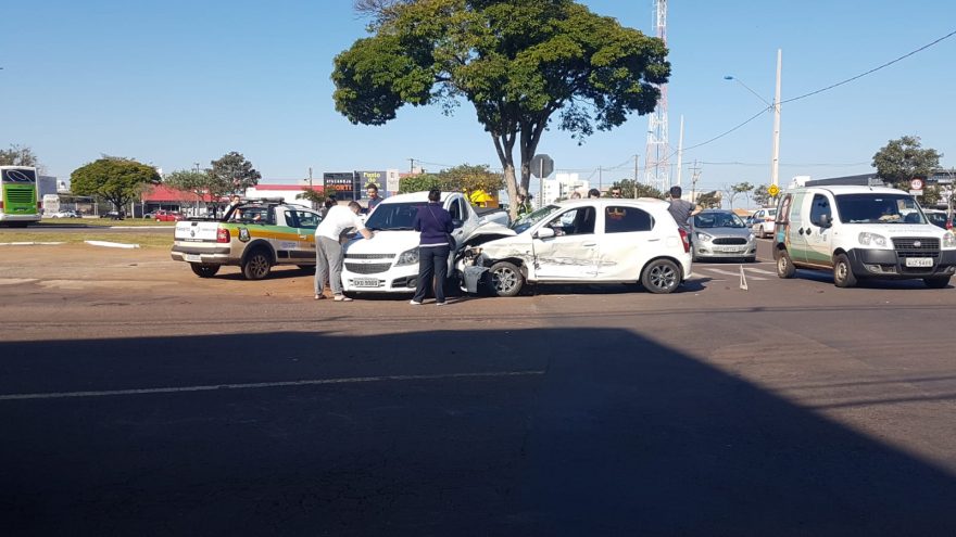 Três carros se envolvem em acidente de trânsito nas proximidades da rodoviária