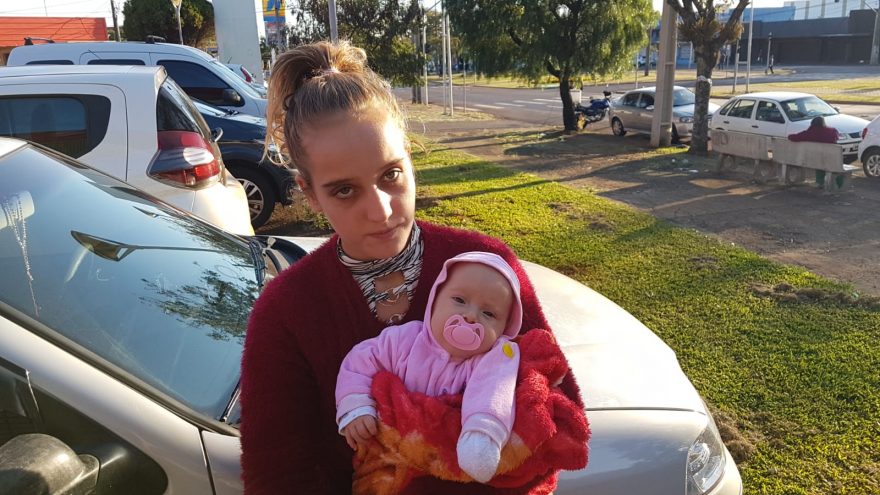 Bebê sofre engasgamento durante o banho e é salva pela mãe com apoio dos bombeiros