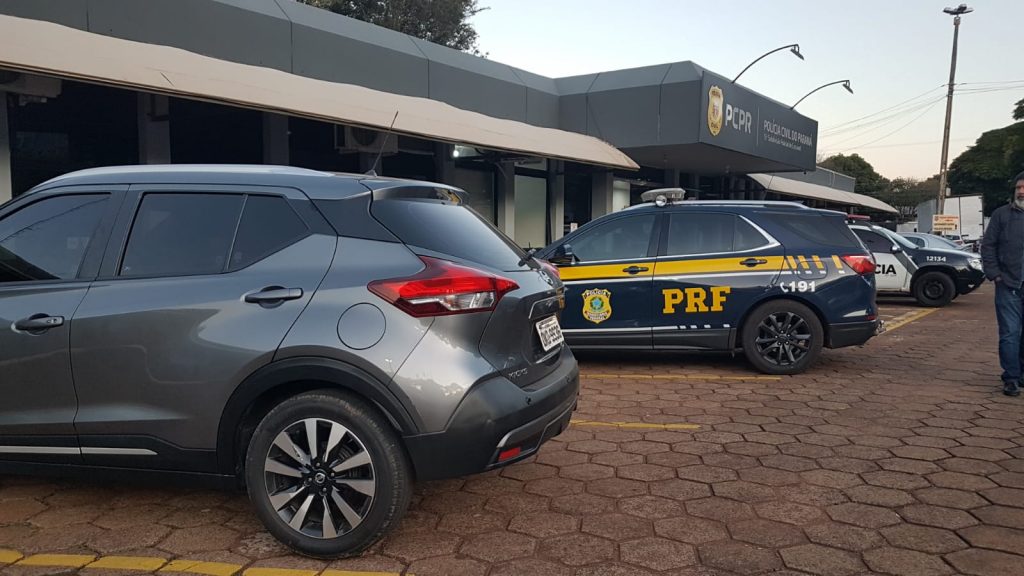 Casal é detido e PRF recupera carro roubado em ano passado em Curitiba