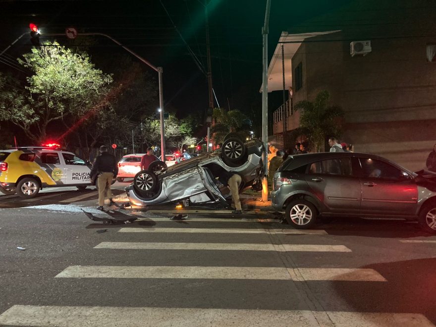 Veículo capota após colisão no Bairro Coqueiral; criança fica ferida