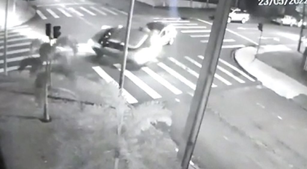 Imagens flagram capotamento no Bairro Coqueiral, em Cascavel