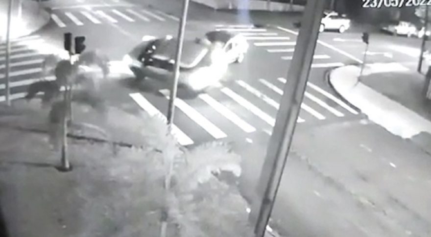 Imagens flagram capotamento no Bairro Coqueiral, em Cascavel