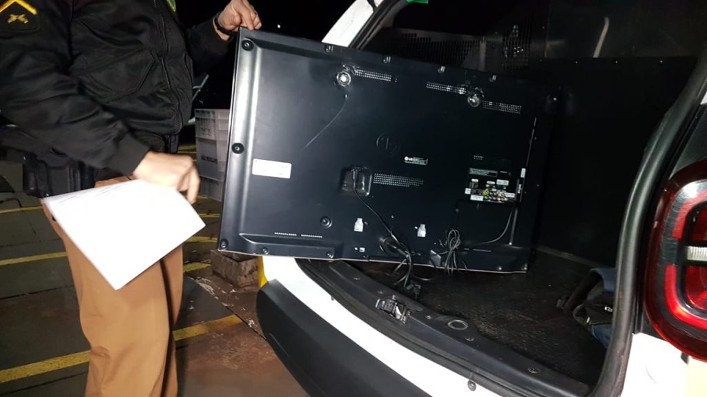 Televisão abandonada por dois indivíduos na Av. Brasil é recuperada pela PM