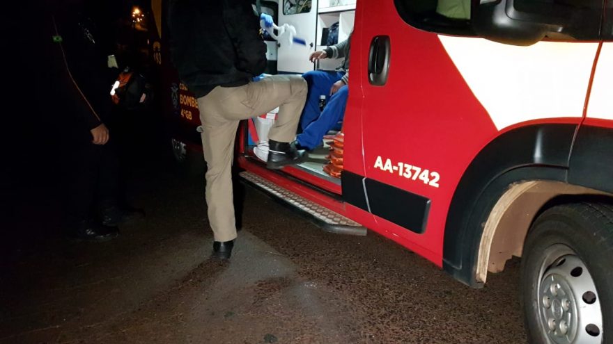 Em rua escura e com meio fio irregular, jovem cai de moto ao sair do trabalho