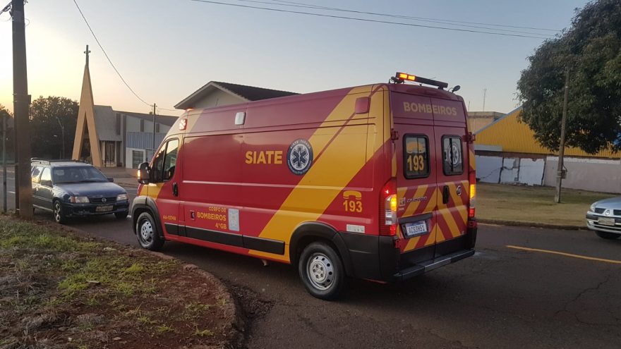 Após colisão, motociclista sofre suspeita de fratura e condutor do carro se evadiu do local