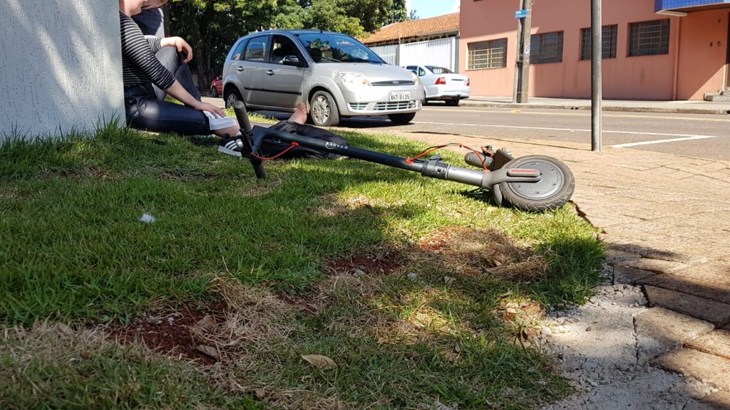 Carro e patinete se envolvem em acidente na Rua Minas Gerais